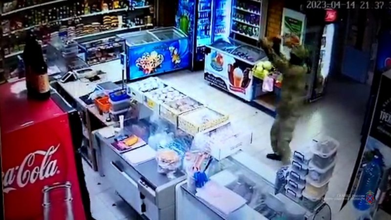 В Дубовском районе полицейские задержали подозреваемого в умышленном повреждении имущества магазина